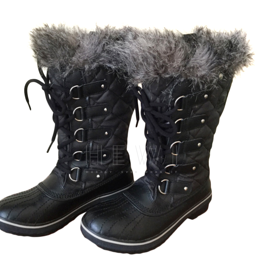 black snow boots with fur trim