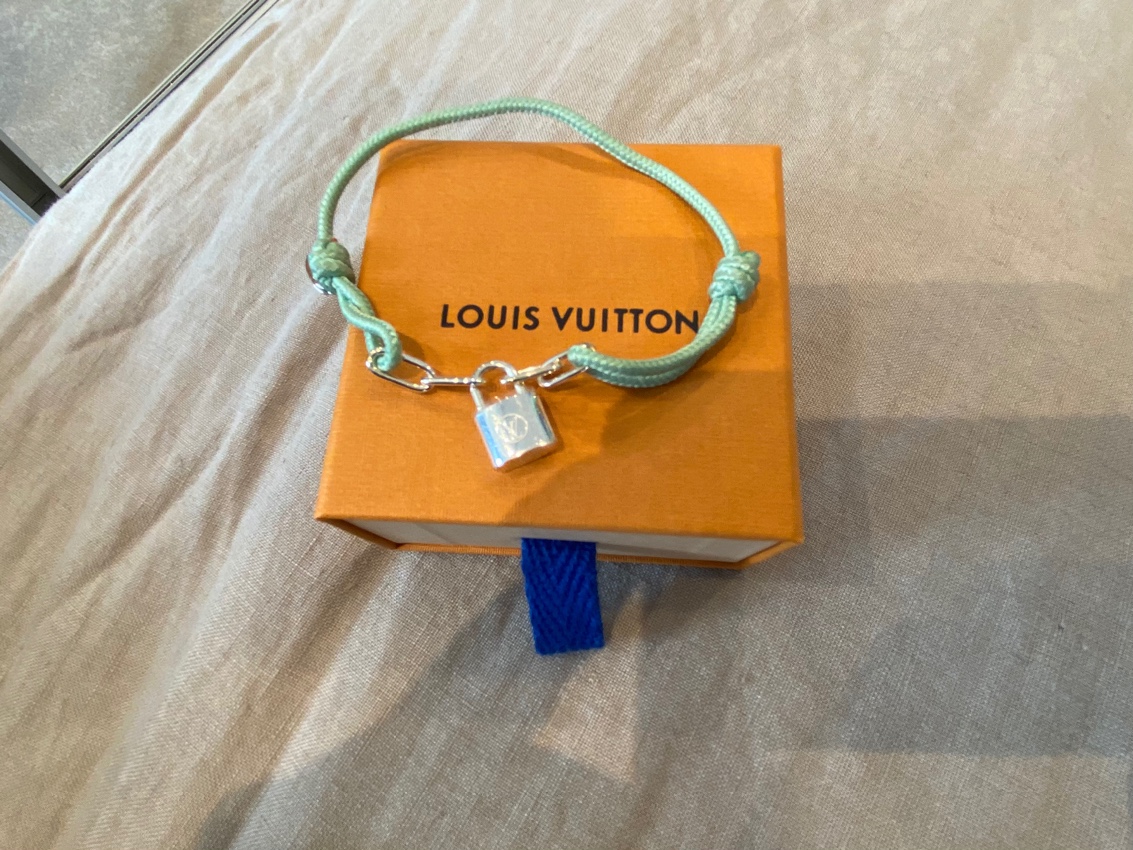 Louis Vuitton 18K White Gold Diamond Heart Pendant Ladies Necklace 0.50Cttw  - Chronostore